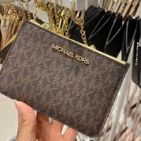 محفظه بطاقات مايكل كورس لون بني خلفية صفراء