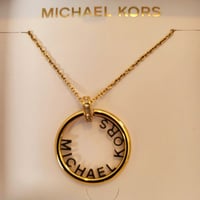قلادة مايكل كورس ذهبي