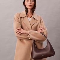 شنطة كتف كالفن كلاين لون برغندي