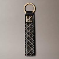 ميدالية مفاتيح ماركة كالفن كلاين في علبة