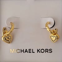 اقراط مايكل كورس ذهبي في بوكس ذهبي