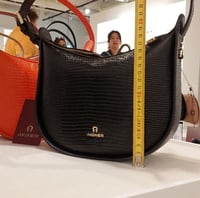 شنطة اقنر جلد اسود منقوش