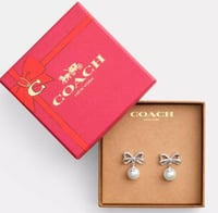 أقراط كوتش على شكل فيونكه من اللؤلؤ