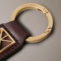 ميدالية مفاتيح ماركة كالفن كلاين في علبة