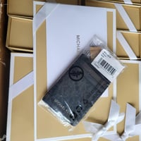 محفظة بطاقات مايكل كورس مع مشبك