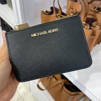 محفظه بطاقات مايكل كورس لون اسود بسحاب مع حامل