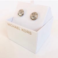 اقراط مايكل كورس فضي