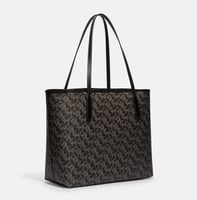 شنطة كوتش الجديدة توتي كبير مونوغرام