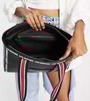 لوف مسيكينو لوقو كبيرة