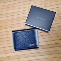 محفظة رجالي مونوجرام من تومي هليفغر