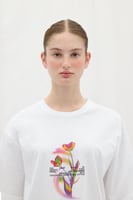 تيشيرت نسائي أبيض – قصة مربعة – طباعة جرافيكية موس...