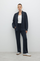 قميص أزرق داكن برقبة دائرية – راحة يومية وأناقة بس...