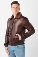 معطف جامبو بني من الجلد الطبيعي مع ياقة من الفرو م...