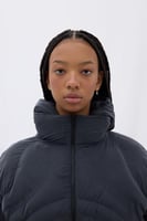 اكتشفي الدفء العصري مع جاكيت منفوخ نسائي بلون مكوا...