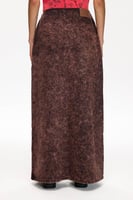 اكتشفي أناقة الجينز البني الأرجواني من Les Benjami...