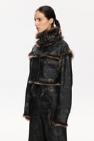 تألقي بالفخامة والأناقة مع السترة الجلدية السوداء...