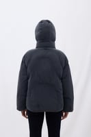 اكتشفي الدفء العصري مع جاكيت منفوخ نسائي بلون مكوا...