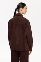 الأناقة اليومية تبدأ بالقميص البني – Les Benjamins...