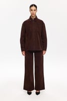 الأناقة اليومية تبدأ بالقميص البني – Les Benjamins...