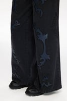 ارتدي الراحة والأناقة مع بنطال الجينز الأسود من Le...