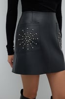 تنورة قصيرة بجيب مزدوج وتفاصيل تروك – أسود – ROMAN...