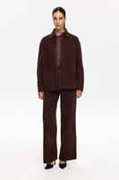 الأناقة اليومية تبدأ بالقميص البني – Les Benjamins...