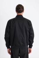 جاكيت رجالي أسود طارد للماء بقصة ضيقة وياقة واقفة...