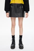 تنورة جلد - أسود - قصيرة بتطريز خلفي وجيوب جانبية...