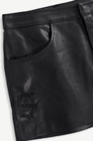 تنورة جلد - أسود - قصيرة بتطريز خلفي وجيوب جانبية...