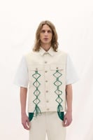 إغلاق بأزرار وجيوب جانبية على الجانبين وتفاصيل سلك...