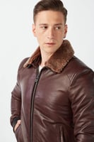 معطف جامبو بني من الجلد الطبيعي مع ياقة من الفرو م...