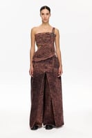 اكتشفي أناقة الجينز البني الأرجواني من Les Benjami...