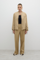 معطف بياقة مضلعة – بيج أنيق – دفء عملي بلمسة كلاسي...