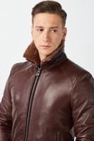 معطف جامبو بني من الجلد الطبيعي مع ياقة من الفرو م...