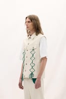 إغلاق بأزرار وجيوب جانبية على الجانبين وتفاصيل سلك...