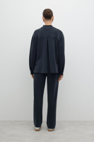 قميص أزرق داكن برقبة دائرية – راحة يومية وأناقة بس...