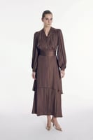 ارتدي الأناقة والتميز مع فستان ليان البني من LATIF...