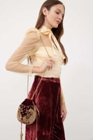 حقيبة مخملية مطرزة - اللون القياسي - لمسة أنيقة لل...