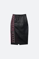 تنورة جلدية - أسود - جلد طبيعي بفتحة خلفية ورباط ج...