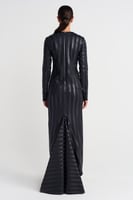 فستان طويل منقوش بخطوط سوداء مع ذيل - إطلالة أنثوي...