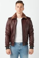 معطف جامبو بني من الجلد الطبيعي مع ياقة من الفرو م...