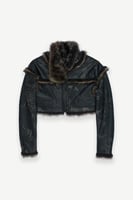 تألقي بالفخامة والأناقة مع السترة الجلدية السوداء...