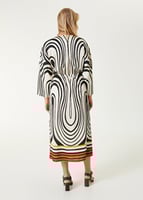 فستان ميدي منقوش بخطوط دائرية من إكرو