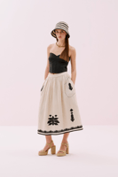 تنورة كتان مطرزة بطول متوسط – بيج وأسود – أنيقة وم...