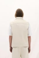 إغلاق بأزرار وجيوب جانبية على الجانبين وتفاصيل سلك...