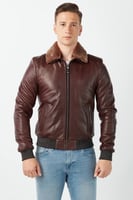 معطف جامبو بني من الجلد الطبيعي مع ياقة من الفرو م...