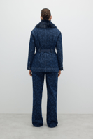 جاكيت نيلي بحزام وياقة فرو قابلة للفصل - تصميم عصر...