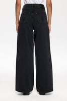 ارتدي الراحة والأناقة مع بنطال الجينز الأسود من Le...