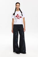 ارتدي الراحة والأناقة مع بنطال الجينز الأسود من Le...