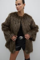 معطف فرو صناعي – لون قياسي – دفء وأناقة شتوية – RO...